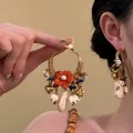 Pendientes de aro bohemios con flores de resina, conchas y borlas - Naranja Contraste