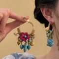 Aros grandes bohemios con flores coloridas, conchas y colgantes de turquesa - Azul Contraste