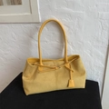 Gelbe Vintage-Einkaufstasche aus Wildleder mit Schnalle und langen Henkeln für Herbst - Gelb