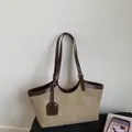 Détail du cabas en daim vintage avec garniture en cuir et boucle de sangle réglable - Kaki