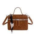 Mini sac carré en daim marron avec fermeture éclair argentée et pendentif en forme de cœur - Marron