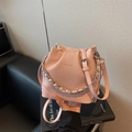 Bolso saco rosa de tejido trenzado con cadena plateada y correa de cuero ajustable - Rosa