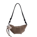 Bolso bandolera de ante marrón tipo croissant para mujer, bolso dumpling retro con abalorio. - Con Colgante / Caqui