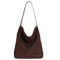 Bolso hobo minimalista marrón oscuro de ante con parche de cuero de cuatro puntadas - Marrón
