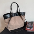 Bolso tote grande con diseño de bloques en negro y marrón de ante y cuero - Caqui