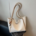 Bolso tote grande de tejido crema con asas marrones y colgante decorativo de cuentas - Con Ornamento / Blanco Roto