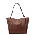Sac fourre-tout marron tissé avec pendentif en perles et fines bandoulières - Avec Pendentif / Marron