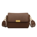 Borsa a tracolla marrone scuro con trama litchi e tracolla larga in tessuto colorato - Marrone