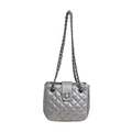 Borsa trapuntata argento con tracolla a catena in pelle metallizzata e chiusura a vite - Argento