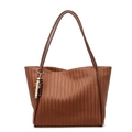 Grand sac cabas marron à texture tressée avec pendentif en perles et deux bandoulières - Avec Pendentif / Marron