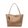 Bolso tote tejido en marrón claro con patrón de espiga y colgante de cuentas - Caqui Con Colgante
