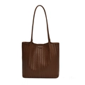 Braune gewebte Leder-Tote-Bag mit Intrecciato-Muster und schmalen Tragegriffen - Braun