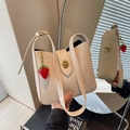Bolso cubo chic de cuero PU beige con colgante de fresa y cierre de giro dorado - Con Colgante / Blanco Roto