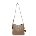 Elegante borsa a secchiello in pelle PU beige con chiusura dorata e fragola - Con Ciondolo / Cachi