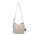 Borsa a secchiello in pelle PU bianco crema con chiusura oro e ciondolo fragola - Con Ciondolo / Bianco Sporco