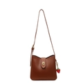 Borsa a secchiello in PU marrone con chiusura dorata e ciondolo a fragola - Con Ciondolo / Marrone