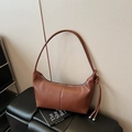 Bolso hobo media luna marrón de cuero sintético con nudo y borlas de bolas metálicas - Marrón
