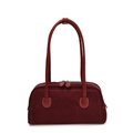 Detalle del bolso baguette de ante burdeos con costuras blancas y doble cremallera metálica - Rojo