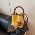 Sac seau en toile jaune avec poignée tissée marron et breloque petit cheval orange - Jaune
