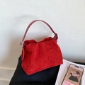 Bolso de ante rojo elegante con hebilla plateada y diseño moderno de nube - Rojo