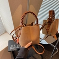 Sac seau tissé marron avec poignée en cuir et breloque cheval pour femmes - Marron