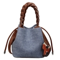 Borsa a secchiello in denim blu con manico intrecciato marrone e ciondolo a cavallo - Blu Denim