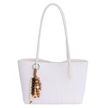 Sac fourre-tout tissé blanc en similicuir avec un accessoire en perles de bois - Avec Pendentif / Blanc