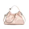 Bolso de mano de charol rosa pálido con detalles plisados y cadena de plata decorativa - Rosa