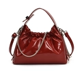 Bolso de charol rojo brillante con detalle de cadena y elegante diseño fruncido - Rojo