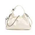 Bolso de mano plisado blanco crema minimalista con cadena plateada y acabado brillante - Blanco
