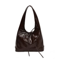 Bolso tote hobo grande marrón chocolate en charol brillante con detalle de lazo retro - café