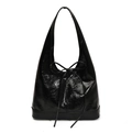 Bolso tote de cuero plisado negro brillante con lazo decorativo y diseño moderno elegante - Negro