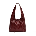 Bolso tote burdeos brillante con textura plisada y detalle de lazo frontal - Rojo