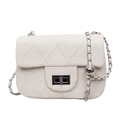 Beige gewatteerde crossbodytas met zilveren metalen ketting en verstelbare bol detail - Wit