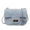 Lichtblauwe denim kettingtas met ruitstiksel en zilveren balgesp op witte achtergrond - Blauw