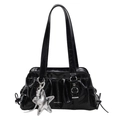 Bolso minimalista de charol negro bajo el brazo con dije de estrella plateada y textura - Negro