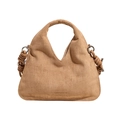 Detalle del bolso hobo de ante marrón con nudos laterales de cuero y anillos metálicos plateados - Caqui