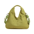 Detalle del bolso verde matcha en ante sintético con nudo de cuerda en espiral y herrajes plateados - Verde