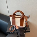 Mini sac cabas en toile beige avec bordure en cuir marron et bandoulière réglable - Blanc Cassé