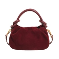 Sac à main bordeaux en suédine avec poignée à nœud et détails métalliques dorés - Rouge