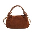 Sac à main en daim marron foncé avec poignée nouée et boucles en métal doré - Marron