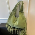Bolso hobo de ante verde con flecos largos y correa trenzada de estilo bohemio - Verde