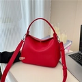 Sac Boston rouge en cuir grainé avec poignée intégrée et fine bandoulière amovible - Rouge