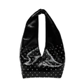 Borsa tote nera lucida con borchie argentate e design con manico largo integrato - Nero