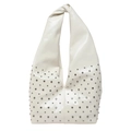 Borsa hobo in vernice bianca lucida con borchie argentate e design a mezzaluna - Bianco