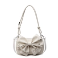 Bolso bandolera blanco crema con lazo grande y cadena decorativa de perlas y metal - Blanco Roto