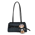 Borsa a spalla in denim blu scuro con cinturini in pelle e un ciondolo a orsetto - Con Ciondolo / Nero