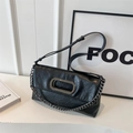 Borsa a bauletto retrò in pelle nera con manico ovale in metallo e tracolla a catena - Nero