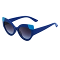 Gafas de sol ojo de gato modernas con montura azul y lentes degradadas, vista lateral - Montura Azul Lentes Grises Degradadas