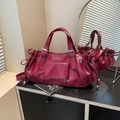 Bolso baguette rojo con textura de lichi, asas dobles y correa de hombro ajustable - Rojo